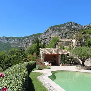 domaine-du-roc.hotels-rhonealpes.com/